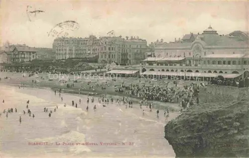 AK / Ansichtskarte BIARRITZ 64 Pyrenees Atlantiques La plage et l'Hôtel Victoria