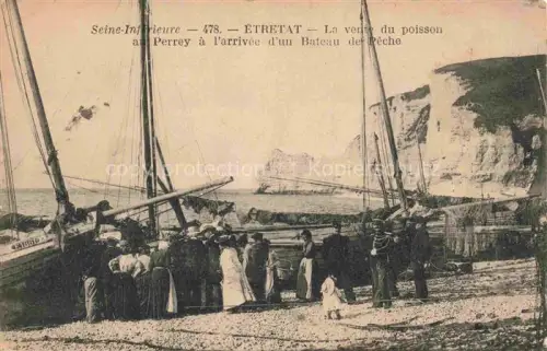 AK / Ansichtskarte ETRETAT LE HAVRE 76 Seine-Maritime La verte du poisson au Perrey à l'arrivée d'un bateau de pêche