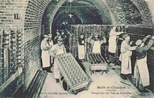 AK / Ansichtskarte EPERNAY 51 Marne Moet et Chandon Rangement des Vins en Bouteilles