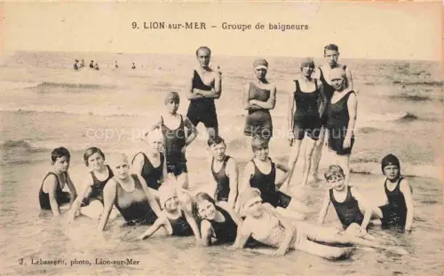 AK / Ansichtskarte Lion-sur-Mer CAEN 14 Calvados Groupe de baigneurs