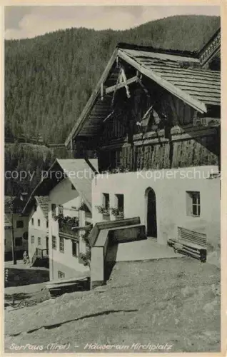 AK / Ansichtskarte Serfaus Tirol AT Haeuser am Kirchplatz