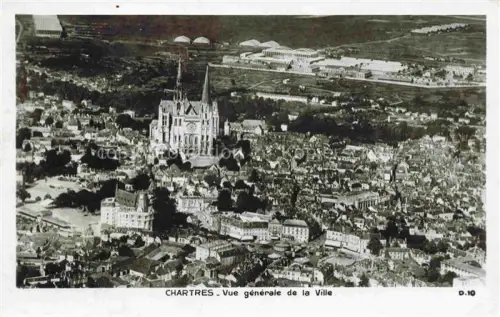 AK / Ansichtskarte CHARTRES 28 Eure-et-Loir Vue générale aérienne de la ville et la cathédrale