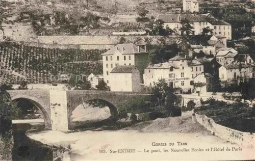 AK / Ansichtskarte Ste-Enimie FLORAC 48 Lozere Le pont les Nouvelles Ecoles et l'Hotel de Paris