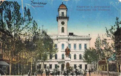 AK / Ansichtskarte Komarom Komarno Slovakia Klapkaplatz mit Stadthaus Denkmal