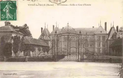 AK / Ansichtskarte Vitry-la-Ville Chalons-en-Champagne 51 Marne Le Chateau Grille et Cour d'Entree