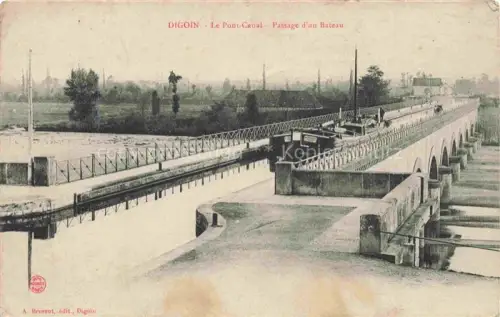 AK / Ansichtskarte Digoin Charolles 71 Saone-et-Loire Le Pont Canal Passage d'un Bateau