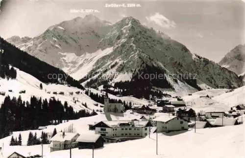 AK / Ansichtskarte Hirschegg Kleinwalsertal Vorarlberg AT Elfer Zwoelfer Winterlandschaft Kirche Daecher Skigebiet