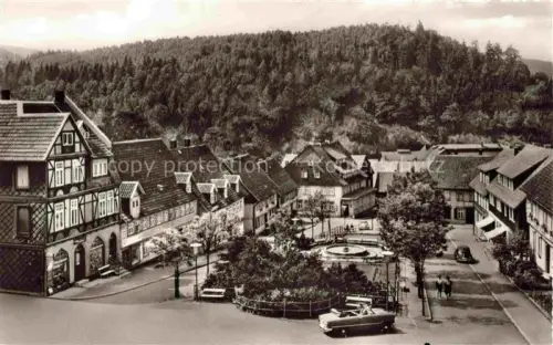 AK / Ansichtskarte Lautenthal Harz Langelsheim Goslar Marktplatz Fachwerk Brunnen Autos Baeume Wald