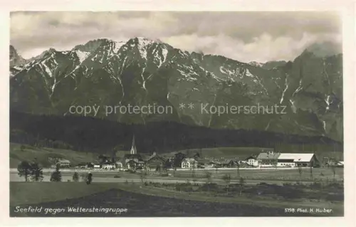 AK / Ansichtskarte SEEFELD Tirol AT Wettersteingruppe Kirche Gebirgsblick Alpen Wiesen Dorf