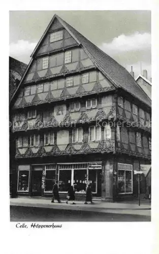 AK / Ansichtskarte CELLE  Niedersachsen Hoeppenerhaus Fachwerk Renaissance Ornamentik Strassenszene Passanten