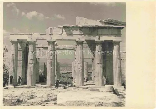 AK / Ansichtskarte ATHEN Athenes Greece Propylaeen Akropolis Saeulen Tempel Touristen Stadtpanorama antike-Ruinen