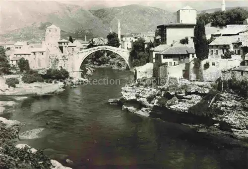 AK / Ansichtskarte Mostar Moctap Bosnia and Herzegovina Stari-Most Bruecke Neretva Fluss Minarett Altstadt S/W-Fotokarte
