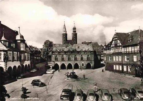AK / Ansichtskarte GOSLAR Harz Niedersachsen Marktplatz Rathaus Marktkirche Fachwerkhaeuser Brunnen VW-Kaefer Autos Altstadt