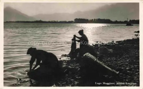 AK / Ansichtskarte LOCARNO Lago Maggiore TI Uferpartie am See Waescherinnen