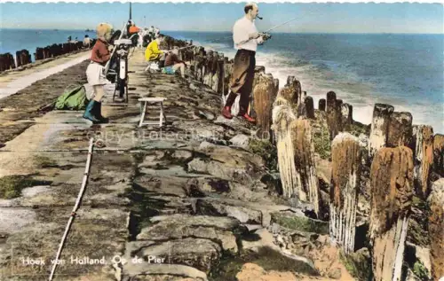 AK / Ansichtskarte Hoek  van Holland Den Haag La Haye NL Op de Pier