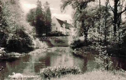 AK / Ansichtskarte Breitenburg Itzehoe Steinburg Schleswig-Holstein Uferpartie am Wasser Blick zum Schloss