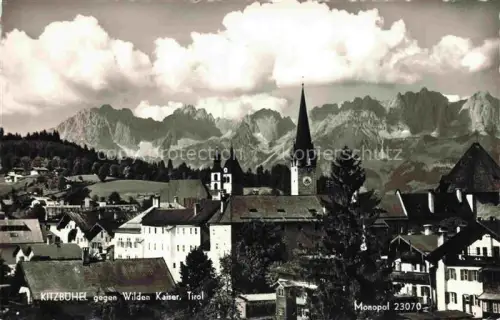 AK / Ansichtskarte Kitzbuehel Tirol AT Ortsansicht mit Kirche Blick gegen Wilden Kaiser