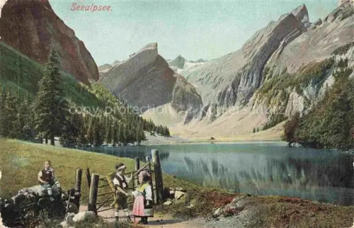 AK / Ansichtskarte Seealpsee 1139m Saentis Appenzell IR Kinder am See Appenzeller Alpen
