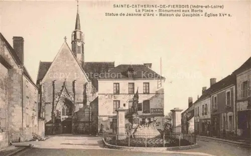 AK / Ansichtskarte Sainte-Catherine-de-Fierbois CHINON 37 Indre-et-Loire La Place Monument aux Morts Statue de Jeanne d'Arc Maison du Dauphin Eglise XVe