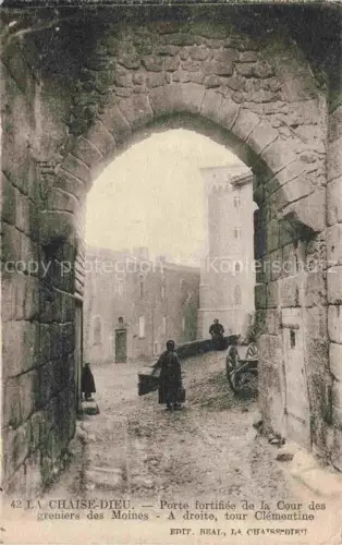 AK / Ansichtskarte La Chaise-Dieu BRIOUDE 43 Haute-Loire Porte-fortifiée Cour-des-greniers-des-Moines Tour-Clémentine Torbogen Kloster Frau Kutsche