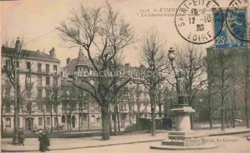 AK / Ansichtskarte SAINT-ETIENNE  ST-ETIENNE 42 Loire Place-Badouillère La-Liberté-éclairant-le-monde Statue Baeume Haeuserzeile Passanten Laterne