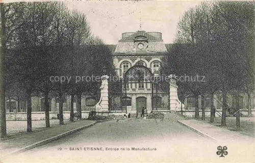 AK / Ansichtskarte SAINT-ETIENNE  ST-ETIENNE 42 Loire Manufacture Waffenfabrik Eingangstor Allee Baeume Uhr Arbeiter