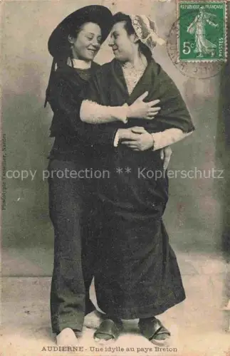 AK / Ansichtskarte Audierne QUIMPER 29 Finistere Idylle Paar Bretonische-Tracht Coiffe Umarmung Holzschuhe