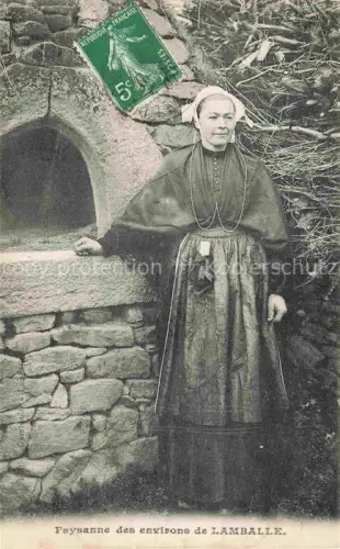 AK / Ansichtskarte Lamballe Saint-Brieuc 22 Cotes-d Armor Paysanne Baeuerin Bretonische-Tracht Coiffe Umhang Schuerze Steinmauer