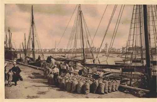 AK / Ansichtskarte ROSCOFF 29 Finistere Le-Port Segelboote Hafen Zwiebeln Saecke Fischer Leuchtturm Kai
