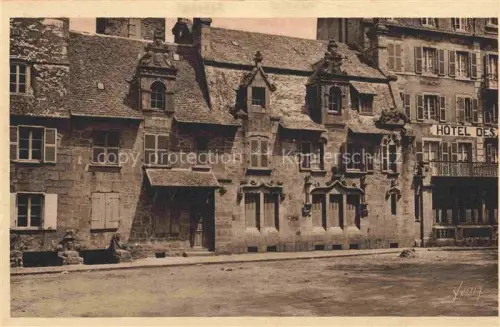 AK / Ansichtskarte ROSCOFF 29 Finistere Place-Michel-Bouquet Vieille-Maison Hotel Steingebaeude Fensterlaeden historisches-Gebaeude Pflasterplatz