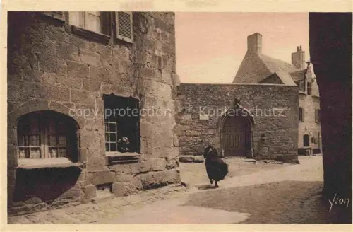 AK / Ansichtskarte ROSCOFF 29 Finistere Rue-Amiral-Reveillere Maison-de-Marie-Stuart Bretonin Tracht Gasse Granitgebaeude gotisches-Portal Pflastergasse