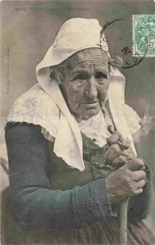 AK / Ansichtskarte Rosporden QUIMPER 29 Finistere Vieille-Fumeuse Bretonin Coiffe Tracht alte-Frau Pfeife Portraet Volkstyp