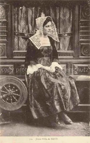 AK / Ansichtskarte Baud Pontivy 56 Morbihan Jeune-Fille Bretonin Coiffe Spinnrad Tracht Portraet Volkstracht Schrank Spitzencoiffe