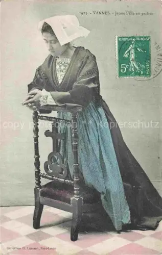 AK / Ansichtskarte VANNES 56 Morbihan Jeune-Fille Bretonin Coiffe Tracht betend Stuhl Gebet Spitzenkragen Portraet