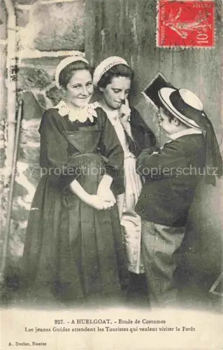 AK / Ansichtskarte Huelgoat Chateaulin 29 Finistere Jeunes-Guides Bretonin Tracht Coiffe Touristenfuehrerinnen Forêt-de-Huelgoat Maedchen Gruppenbild Steinmauer