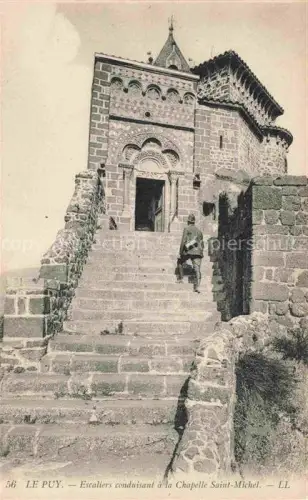 AK / Ansichtskarte Le Puy-en-Velay 43 Haute-Loire Chapelle-Saint-Michel Rocher-Saint-Michel Treppe Kapelle Romanisch Basalt Felsen Soldat