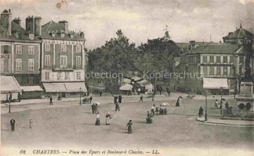 AK / Ansichtskarte CHARTRES 28 Eure-et-Loir Place-des-Épars Boulevard-Chasles Passanten Marktstand Geschaefte Baeume Stadtplatz