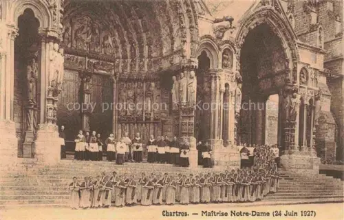 AK / Ansichtskarte CHARTRES 28 Eure-et-Loir Maîtrise-Notre-Dame Kathedrale Chorknaben Kirchenportal Skulpturen Treppen Geistliche