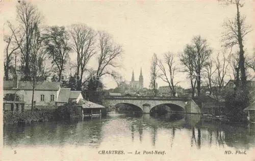 AK / Ansichtskarte CHARTRES 28 Eure-et-Loir Pont-Neuf Bruecke Eure Fluss Kathedrale Turmspitzen Baeume Spiegelung Waschhaus