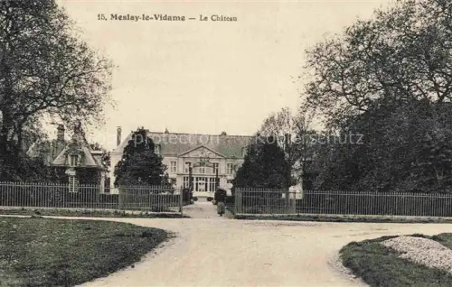 AK / Ansichtskarte Meslay-le-Vidame Chateaudun 28 Eure-et-Loir Schloss Eisenzaun Park Baeume Einfahrt Herrschaftshaus Hauptgebaeude