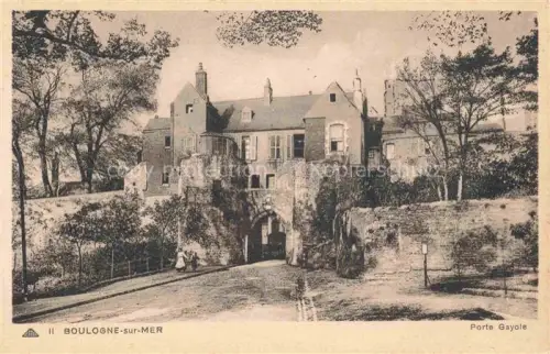 AK / Ansichtskarte BOULOGNE-SUR-MER 62 Pas-de-Calais Porte-Gayole Stadttor Stadtmauer Mittelalter Torbogen Passanten Baeume