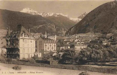 AK / Ansichtskarte Brig Glis BRIGUE VS Hôtel-Victoria Alpen Bergpanorama Schnee Ortschaft Kirche Baeume Tal