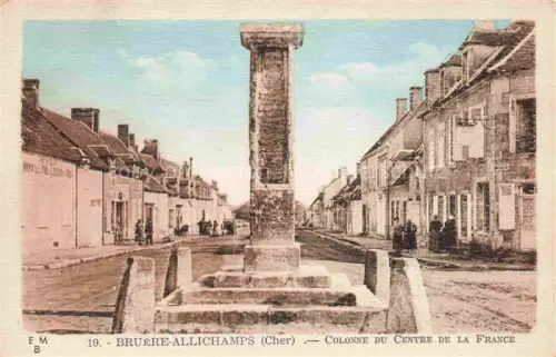 AK / Ansichtskarte Bruere-Allichamps Saint-Amand-Montrond 18 Cher Colonne-du-Centre-de-la-France Steinsaeule Hauptstrasse Geschaefte Dorfstrasse Passanten Haeuser