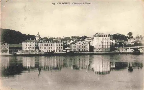 AK / Ansichtskarte BAYONNE 64 Pyrenees-Atlantiques Saint-Esprit Adour Fluss Bruecke Ufer Haeuser Kirchturm