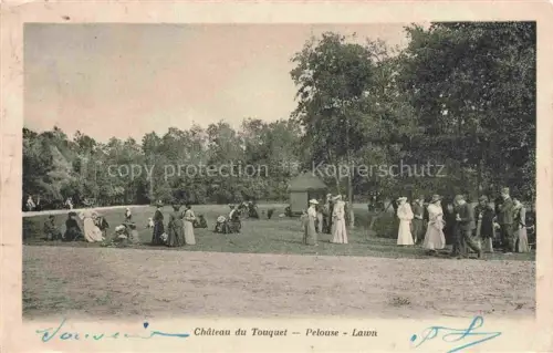 AK / Ansichtskarte LE TOUQUET-PARIS-PLAGE 62 Pas-de-Calais Château-du-Touquet Pelouse Lawn Gesellschaft Damen Herren Baeume Park