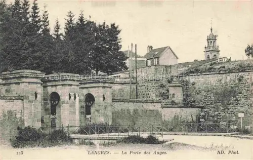 AK / Ansichtskarte LANGRES 52 Haute-Marne Porte-des-Auges Stadttor Festungsmauer Stadtmauer Kirchturm Baeume Treppen