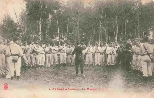 AK / Ansichtskarte Camp d Auvours LE MANS 72 Sarthe Camp-d Auvours Militaerkapelle Soldaten Blasmusik Wald Militaerlager