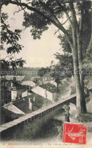 AK / Ansichtskarte Bourbonne-les-Bains Langres 52 Haute-Marne Parc-du-Château Stadtpanorama Daecher Baeume Frau Sonnenschirm Allee