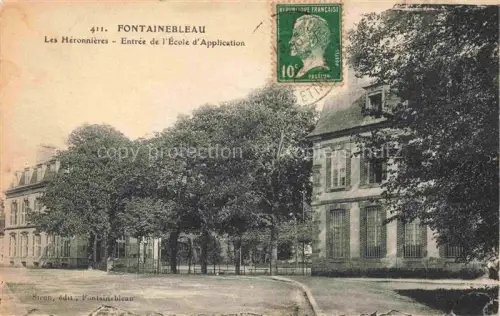 AK / Ansichtskarte FONTAINEBLEAU 77 Seine et Marne Héronnières Ecole-d Application Schulgebaeude Baeume Allee Eingangstor Herrenhaus