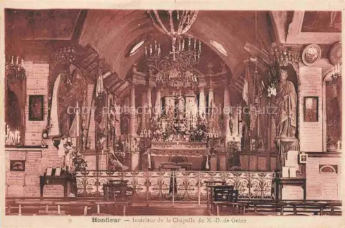 AK / Ansichtskarte HONFLEUR Lisieux 14 Calvados Chapelle-Notre-Dame-de-Grâce Kapelleninneres Altar Votivtafeln Statuen Kronleuchter Gewoelbe Kirchenbaenke